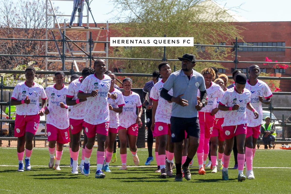 Herentals Queens FC squad warming up on the pitch
